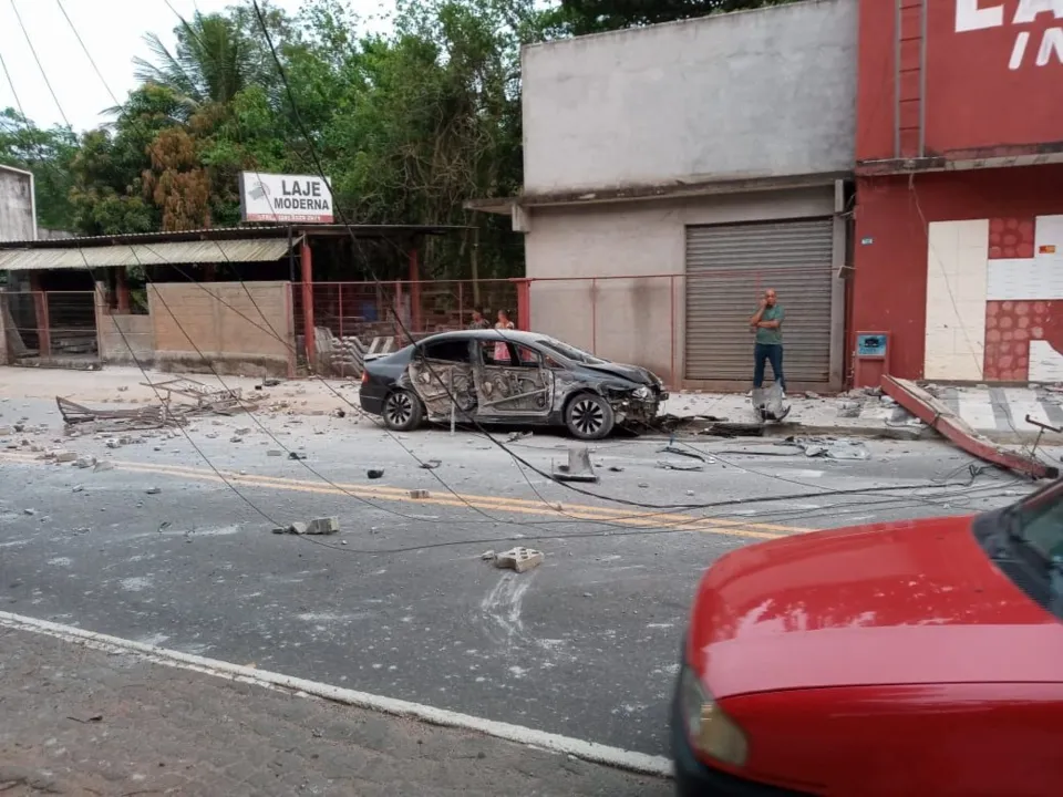 Imagem ilustrativa da imagem Motorista perde controle de carro e derruba poste em Cachoeiro