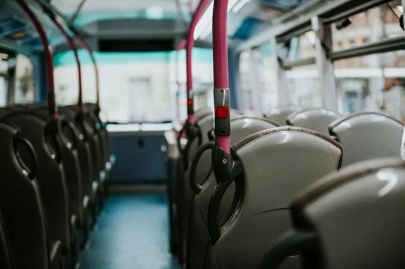 Imagem ilustrativa da imagem Motorista de ônibus tenta acordar passageiro, mas vê que ele está morto