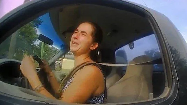 Imagem ilustrativa da imagem Motorista é presa por dirigir a 115 km/h e justifica: "Muita vontade de fazer cocô"