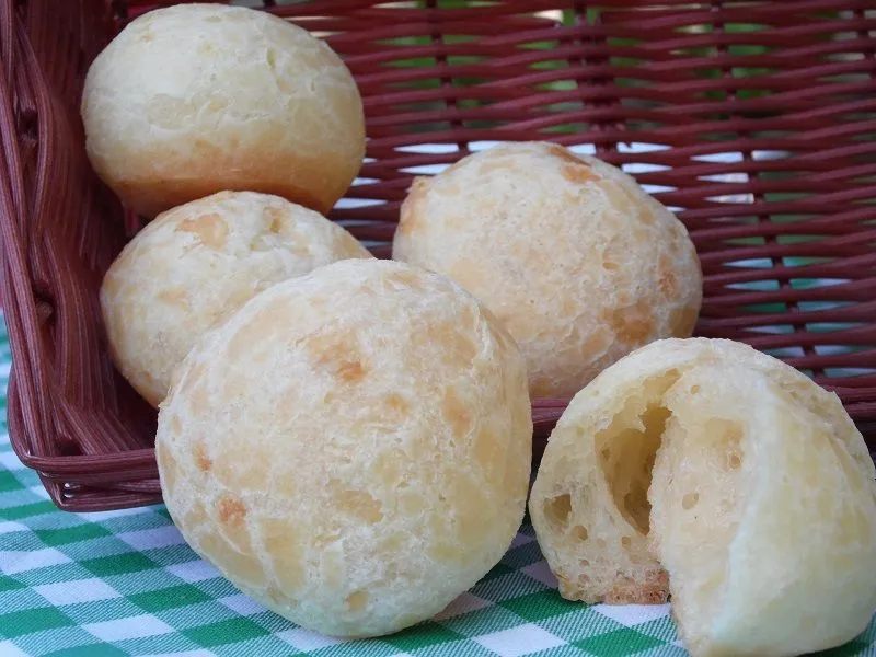 Imagem ilustrativa da imagem Mulher é demitida por justa causa de supermercado após comer pão de queijo