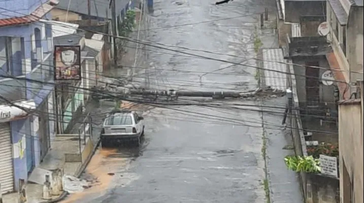 Imagem ilustrativa da imagem Poste cai durante temporal em Cariacica e moradores ficam sem energia