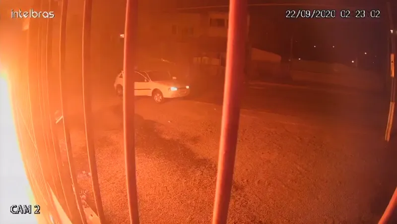 Imagem ilustrativa da imagem VÍDEOS | Restaurante em Cariacica é incendiado por bandidos de carro