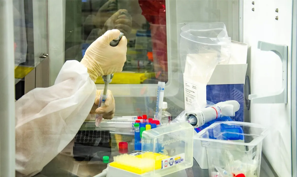 Imagem ilustrativa da imagem Testes de vacina contra covid são suspensos no Brasil após reação em paciente