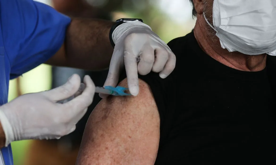 Imagem ilustrativa da imagem Vacinação de idosos acima de 70 anos começa segunda