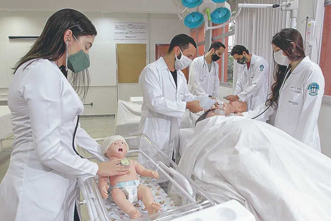 Imagem ilustrativa da imagem Mais de 2.400 vagas para médicos e enfermeiros nas faculdades