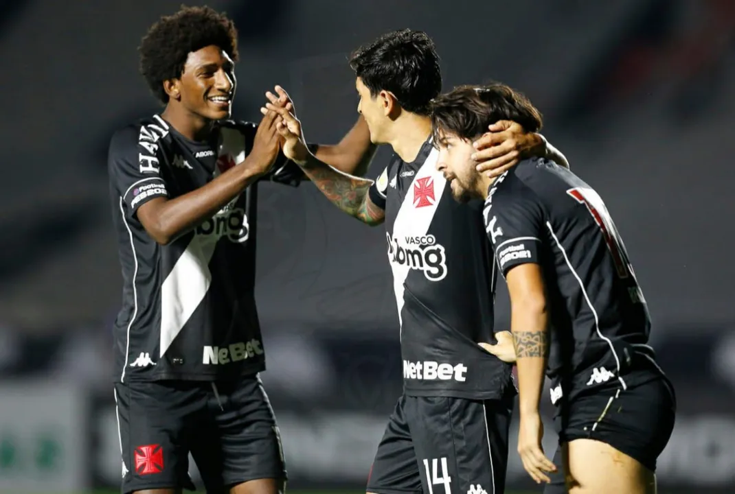 Imagem ilustrativa da imagem Em clássico aberto e com cinco gols, Vasco supera Botafogo no Engenhão