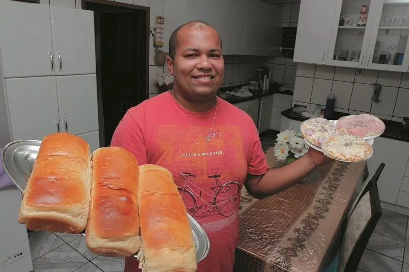 Imagem ilustrativa da imagem Estudante vende pão e pizza para realizar sonho de ser engenheiro