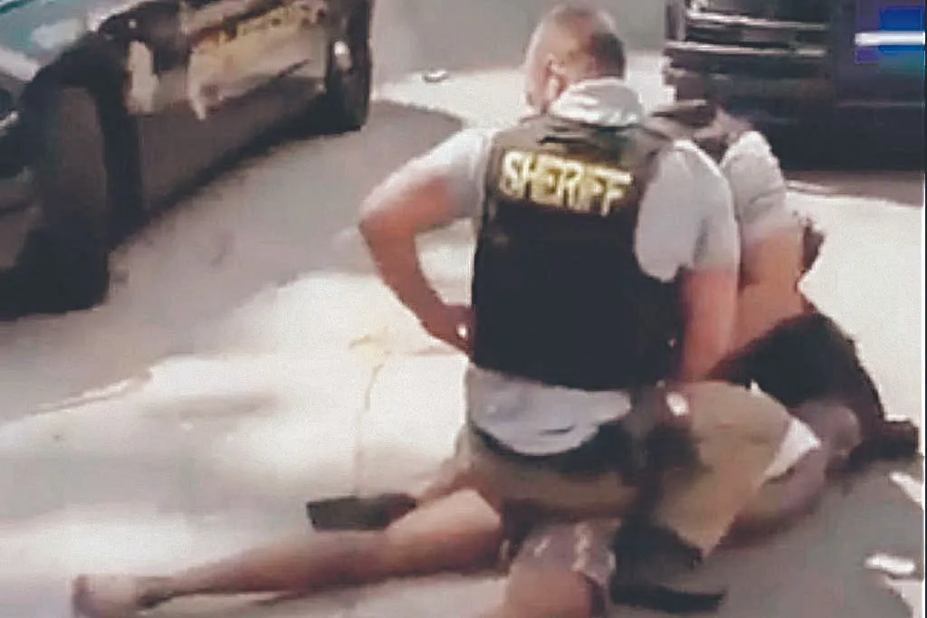 Imagem ilustrativa da imagem Policial é demitido após dar socos em homem negro nos EUA