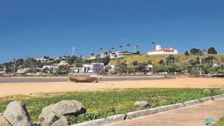 Imagem ilustrativa da imagem Barco encalhado na foz de rio