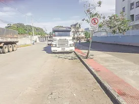 Imagem ilustrativa da imagem Carretas estacionadas em avenida