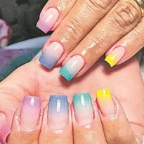 Imagem ilustrativa da imagem Estilo tie dye em alta até nas unhas