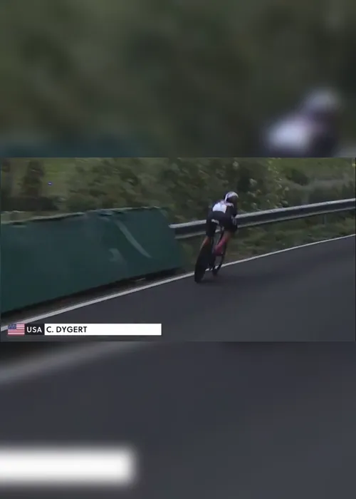 Imagem ilustrativa da imagem Campeã mundial de ciclismo cai em barranco durante prova. Veja o vídeo