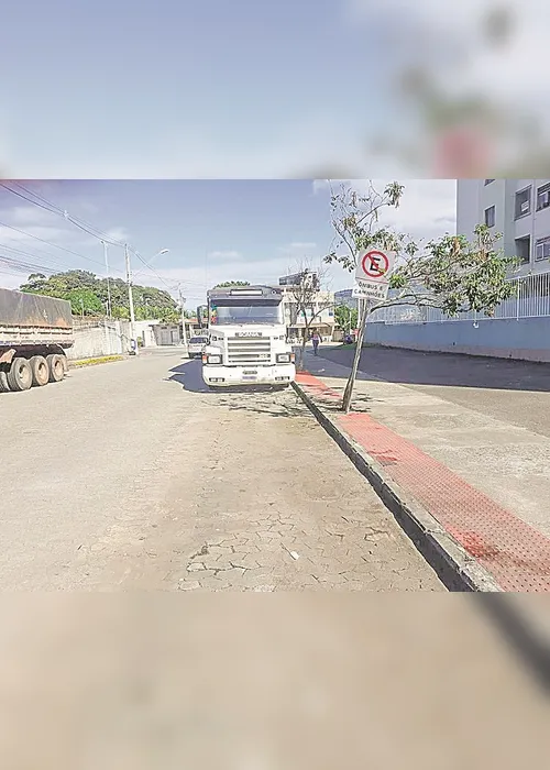 
          Imagem ilustrativa da imagem Carretas estacionadas em avenida
          