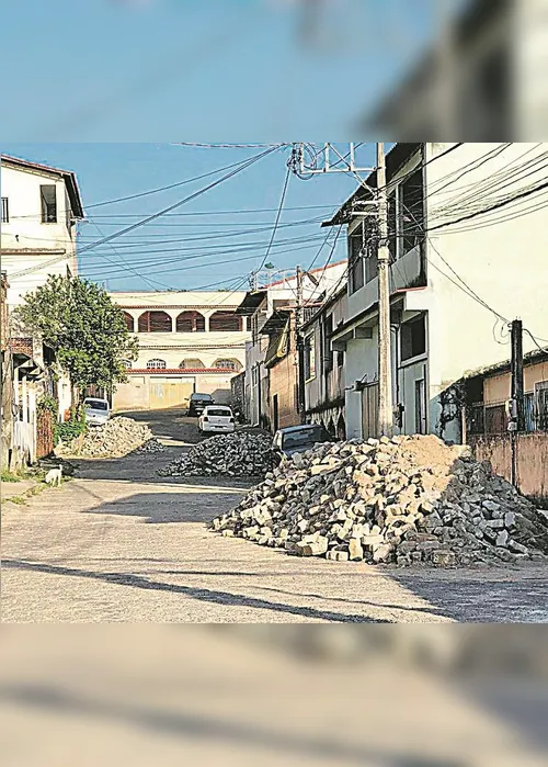 Imagem ilustrativa da imagem Blocos de cimento e areia esquecidos em rua