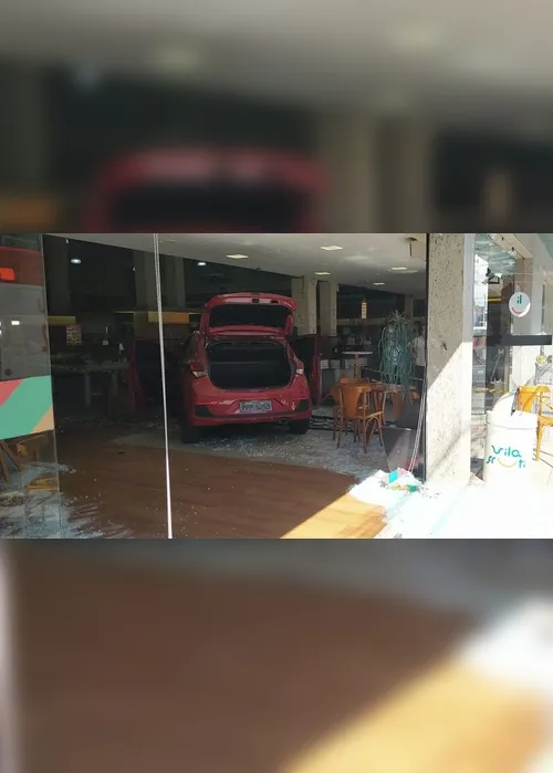 Imagem ilustrativa da imagem VÍDEO | Carro invade mercado na Praia da Costa após colisão