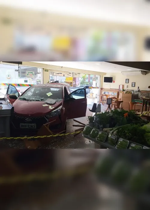 Imagem ilustrativa da imagem VÍDEO | Carro invade mercado na Praia da Costa após colisão