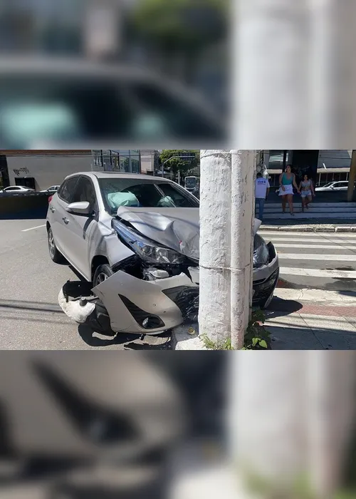 Imagem ilustrativa da imagem VÍDEO | Carro invade mercado na Praia da Costa após colisão
