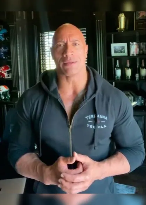 Imagem ilustrativa da imagem Dwayne Johnson arranca portão de casa após queda de energia