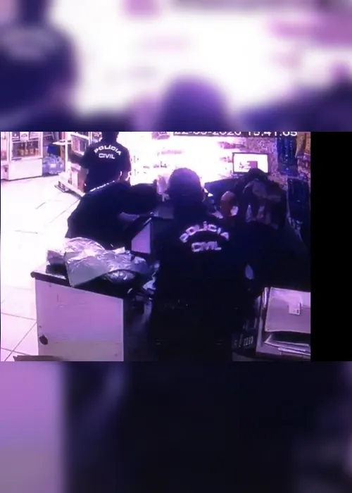 Imagem ilustrativa da imagem VÍDEO | Uniformizados e armados, falsos policiais civis assaltam loja em Vila Velha