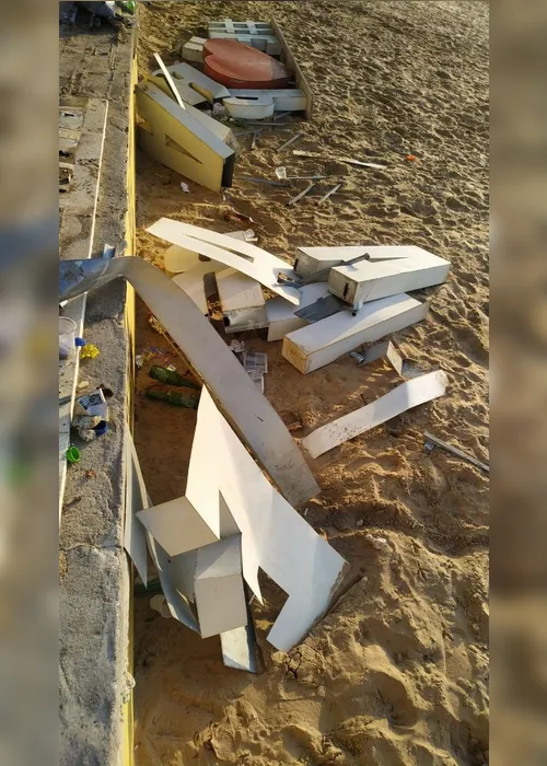 Imagem ilustrativa da imagem VÍDEO | Homem é preso destruindo letreiro da prefeitura em Fundão