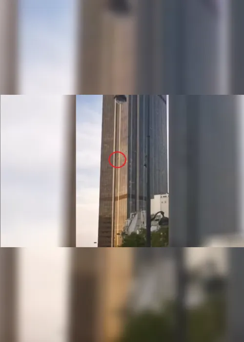 Imagem ilustrativa da imagem VÍDEO| Homem é preso por escalar o prédio mais alto de Paris