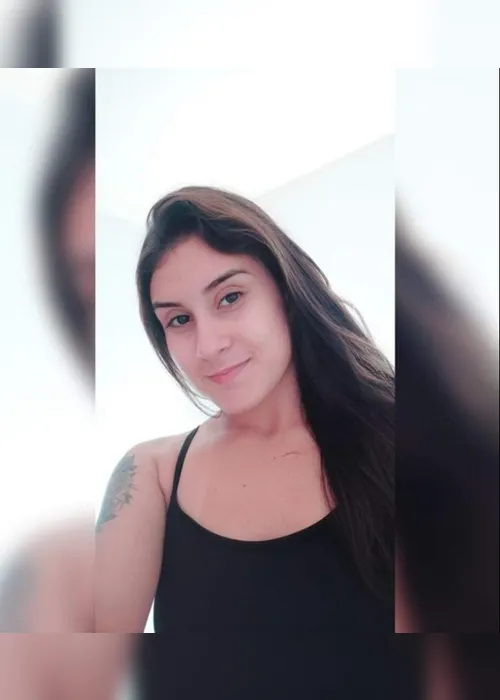 
          Imagem ilustrativa da imagem Emoção em enterro de adolescente morta com corte no pescoço pelo namorado
          