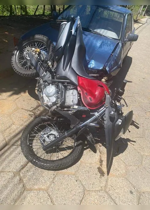Imagem ilustrativa da imagem Motociclista morre após bater em carro estacionado em Colatina