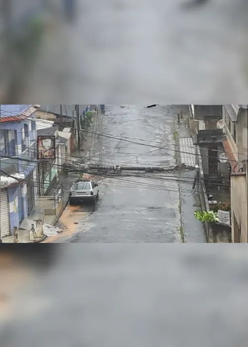 Imagem ilustrativa da imagem Poste cai durante temporal em Cariacica e moradores ficam sem energia