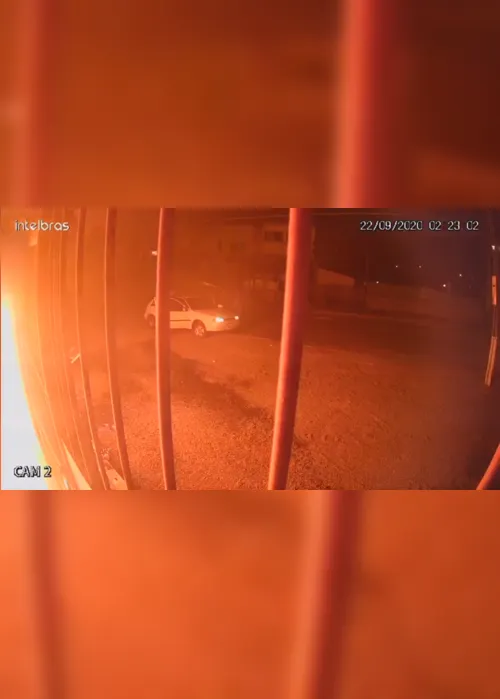 Imagem ilustrativa da imagem VÍDEOS | Restaurante em Cariacica é incendiado por bandidos de carro