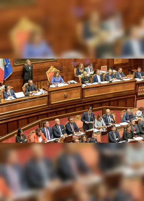 Imagem ilustrativa da imagem Italianos aprovam redução do número de deputados e senadores, diz boca de urna