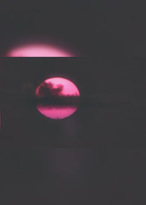 Imagem ilustrativa da imagem FOTO | Sol rosa encanta no céu da Grande Vitória. Entenda o fenômeno