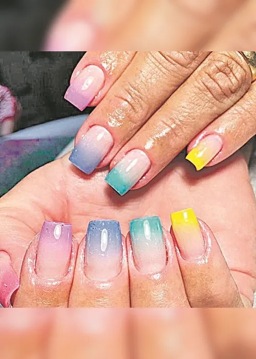 Imagem ilustrativa da imagem Estilo tie dye em alta até nas unhas