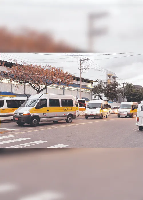 Imagem ilustrativa da imagem Motoristas de vans escolares e de turismo se preparam para atender demanda de empresas