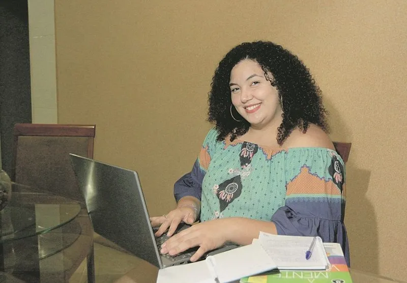 A psicóloga Mirely Afonso Simões estuda para ser aprovada em concurso público