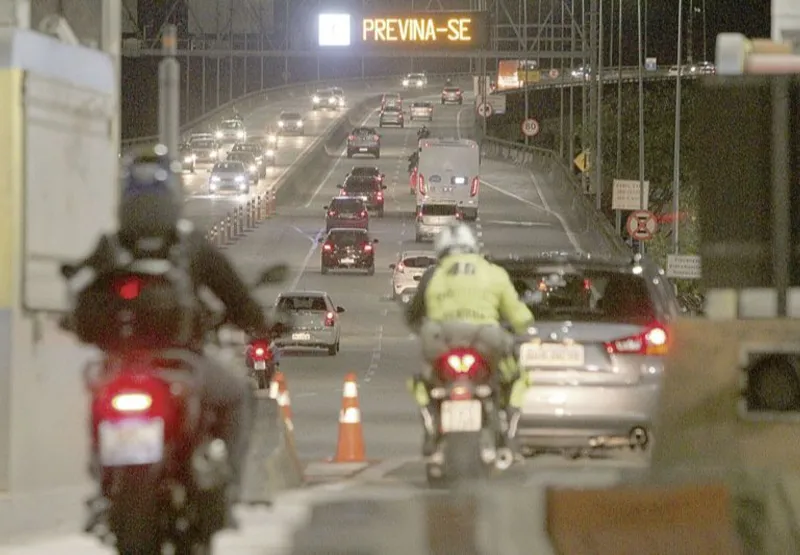 Movimento de veículos na Terceira Ponte: sem atividades escolares, circulação fica 20% abaixo do normal