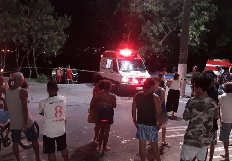 Familiares e populares acompanharam o resgate após chacina que deixou quatro mortos na ilha Dr. Américo de Oliveira, em Santo Antônio, Vitória.