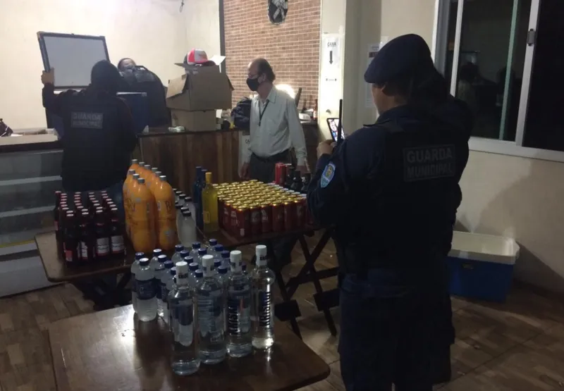 Bebidas foram apreendidas pela equipe da Guarda e da fiscalização da prefeitura de Vila Velha