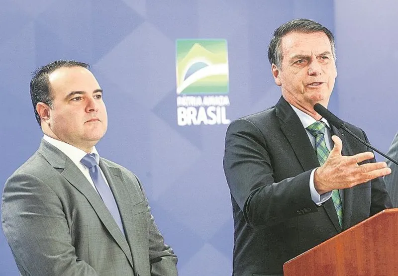 Mello deixará cargo, e já há articulação por Oliveira (ao lado de Bolsonaro)