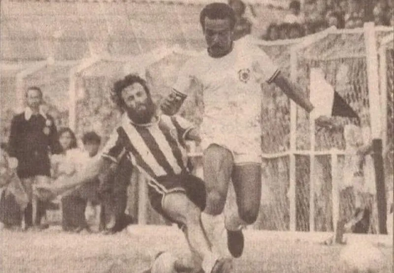 Padre Carlos (de barba), pela Ferroviária de João Neiva, disputa bola com o zaqueiro Dirman, do Rio Branco