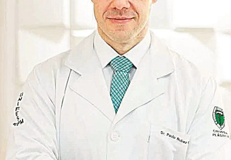 o cirurgião plástico  Paolo Rubez é um  dos poucos no Brasil a realizar o procedimento