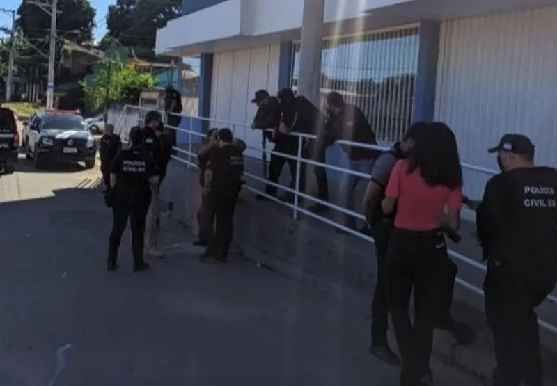 Policiais no supermercado alvo da Operação Abigeatus, em Porto de Cariacica