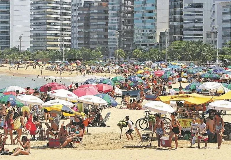 Praia da Costa,  Vila Velha, reuniu muitos banhistas em dia de forte calor