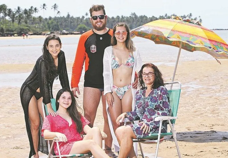 Cecília, Maria Clara, Kayan,  Isabela e Maria Aparecida em praia tranquila  de Coqueiral de Aracruz, no Norte do Estado
