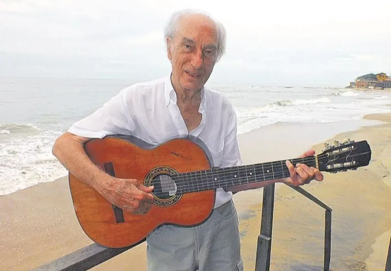 Raul Sampaio  com o violão em praia de Marataízes. O cachoeirense aproveita o tempo livre para ouvir músicas e torcer pelo Fluminense