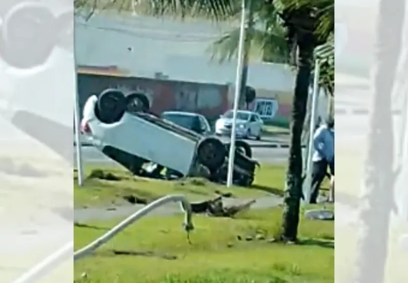 O veículo capotado próximo ao bairro Jardim Limoeiro, na Serra. O acidente aconteceu no início da tarde desta quarta-feira