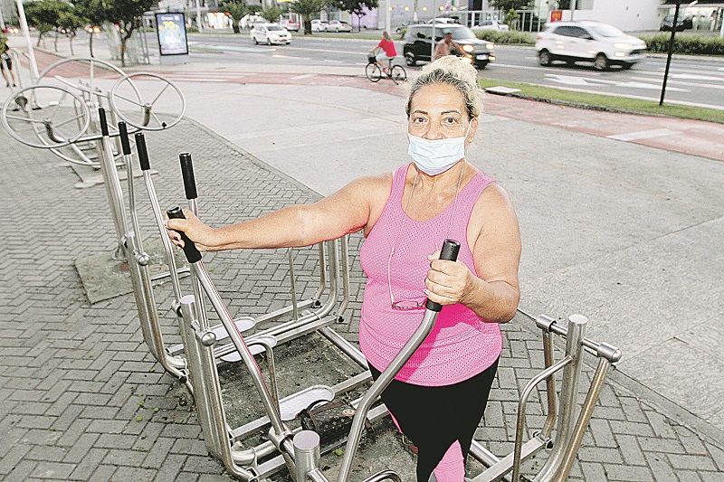 A aposentada Edna Lopes Oliva, de 68 anos, comemorou a liberação das academias para os idosos (Foto: Beto Morais/AT)