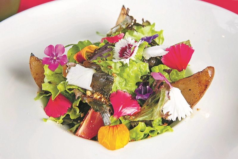A flower salad do Canto do Vinho, na Praia do Canto, custa R$ 32. (Foto: Divulgação/Adessandro Reis)