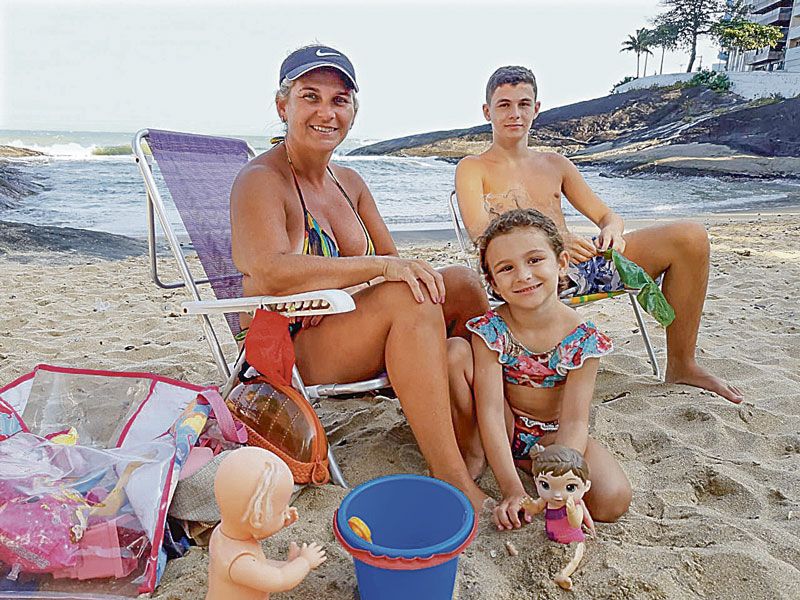 A mineira Tatiana Marreiros, 38, e os filhos Gabriel e Clara (Foto: Roberta Bourguignon)