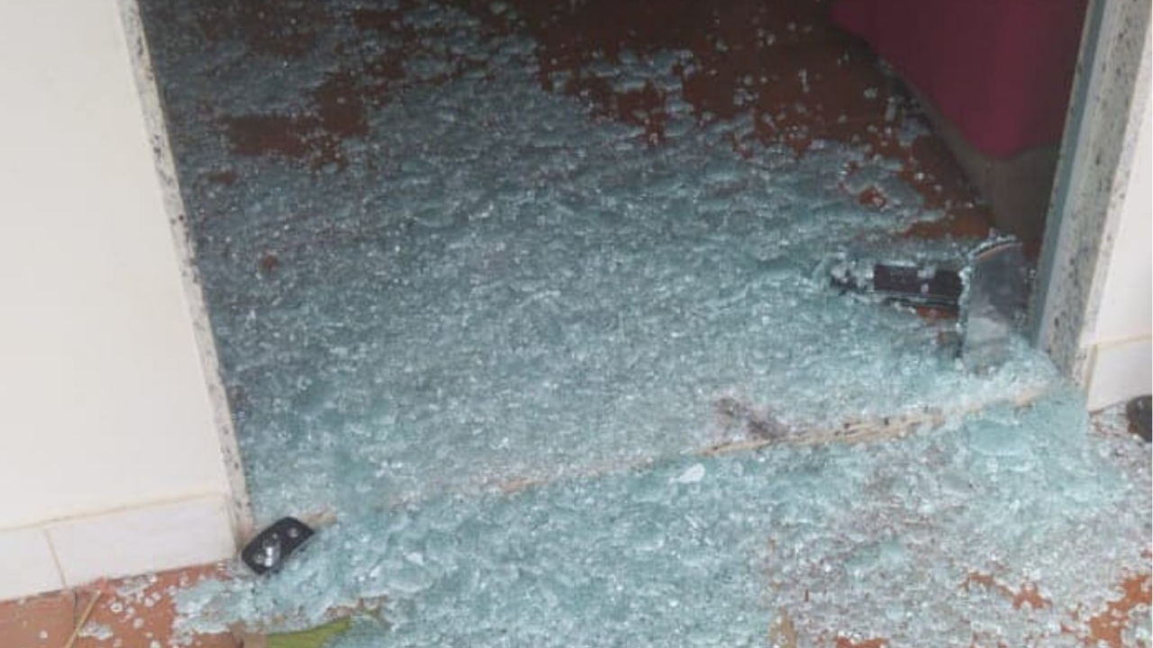 A porta que foi arrombada pelos policiais (Foto: Divulgação/PM)