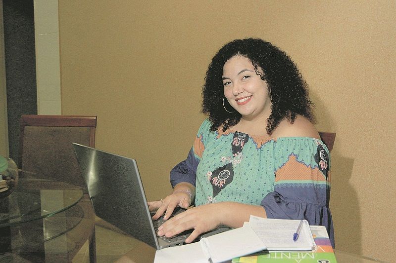 A psicóloga Mirely Afonso Simões estuda para ser aprovada em concurso público (Foto: Kadidja Fernandes/AT)